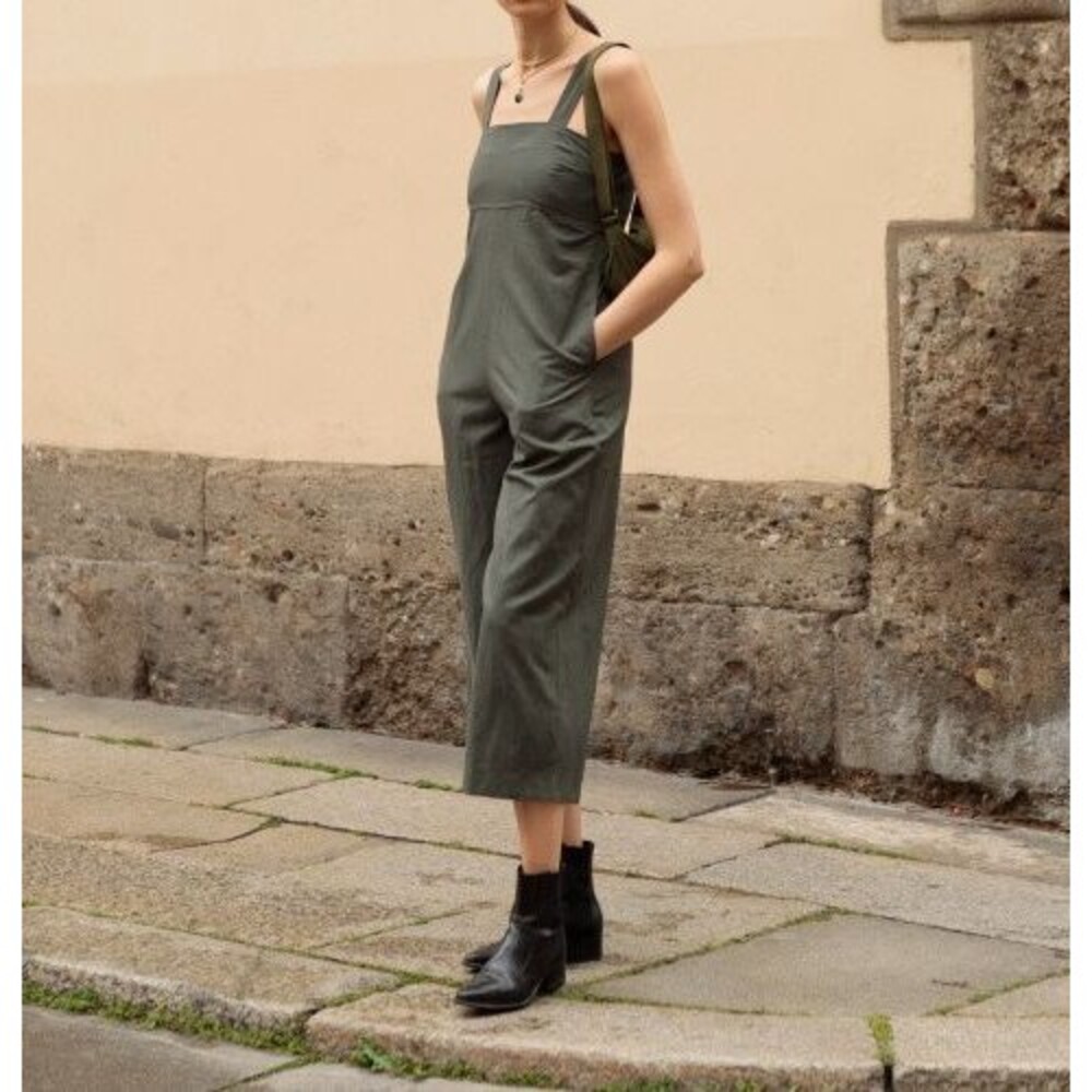 Uniqlo Size L Cropped Linen Blend Jumpsuit w/ Adjustable Straps Smocked Back